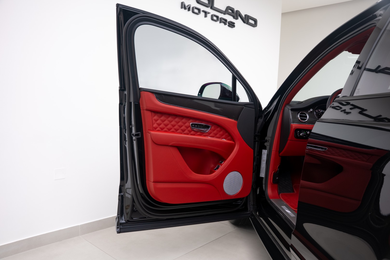 2023 BENTLEY BENTAYGA S | HIGH SPEC | DIAMOND QUILT LEATHER | REAR ENTERTAINMENT | CARBON INTERIORS